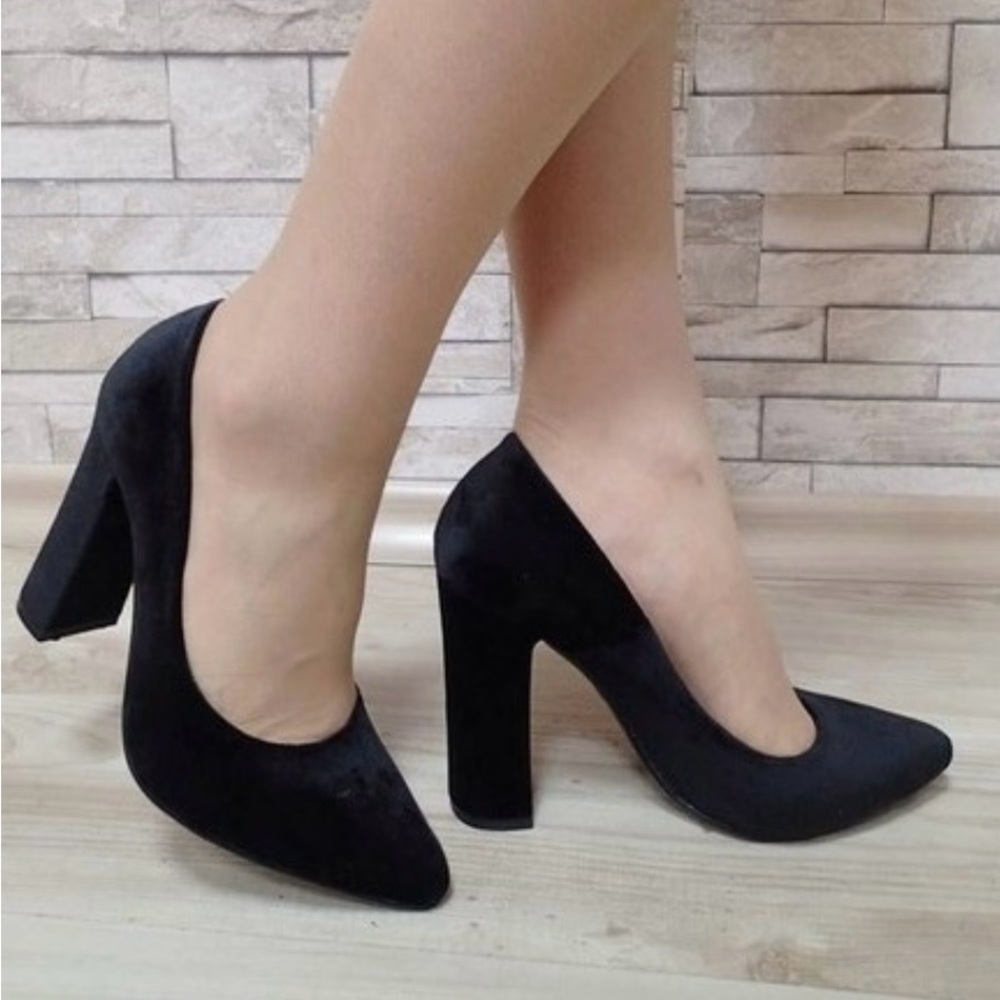 Fiona women’s size 10 black suede heels